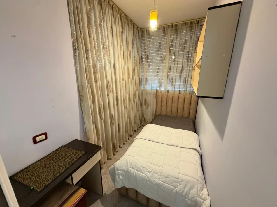 Tirane, jepet me qera apartament 2+1 Kati 7, 500 € (ish parku i autobusave)