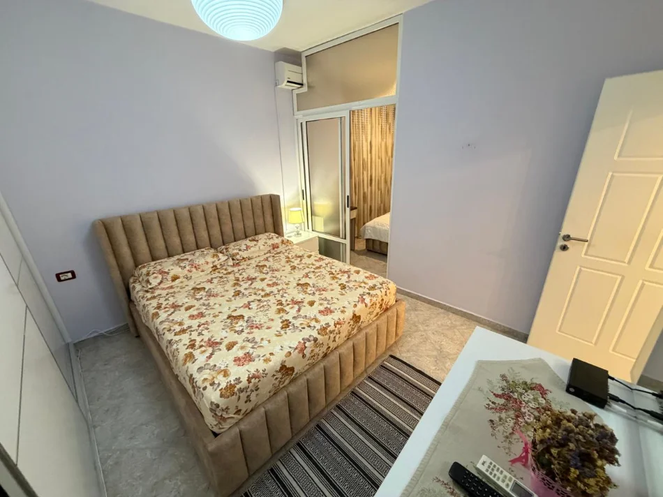 Tirane, jepet me qera apartament 2+1 Kati 7, 500 € (ish parku i autobusave)