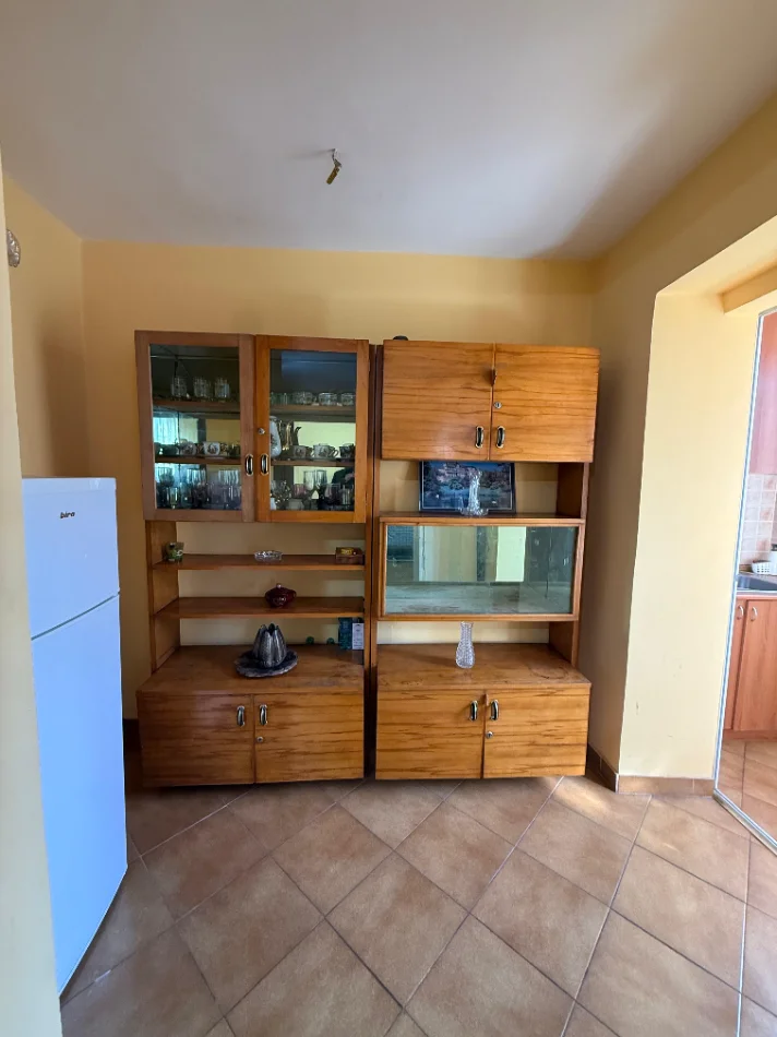 Tirane, jepet me qera apartament 2+1+Ballkon Kati 2, 80 m² 450 € (Rruga Ferit Xhajko)