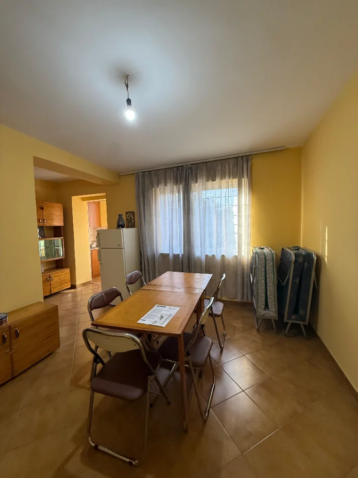 Tirane, jepet me qera apartament 2+1+Ballkon Kati 2, 80 m² 450 € (Rruga Ferit Xhajko)