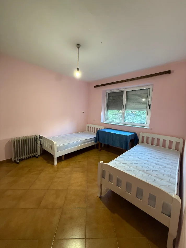 Tirane, jepet me qera apartament 2+1+Ballkon Kati 2, 80 m² 450 € (Rruga Ferit Xhajko)