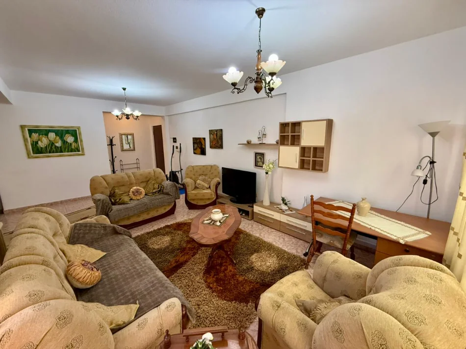 Tirane, jepet me qera apartament 2+1 Kati 5, (ish blloku)
