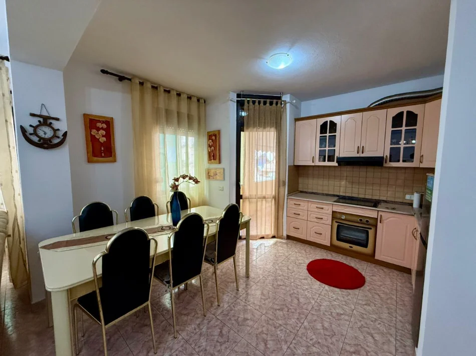 Tirane, jepet me qera apartament 2+1 Kati 5, (ish blloku)