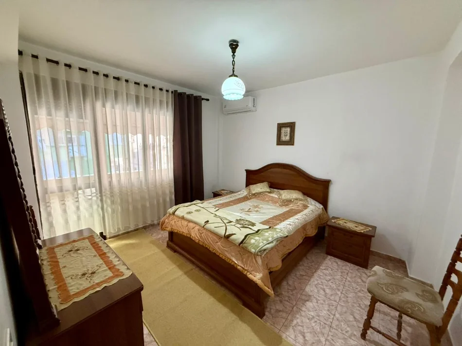 Tirane, jepet me qera apartament 2+1 Kati 5, (ish blloku)