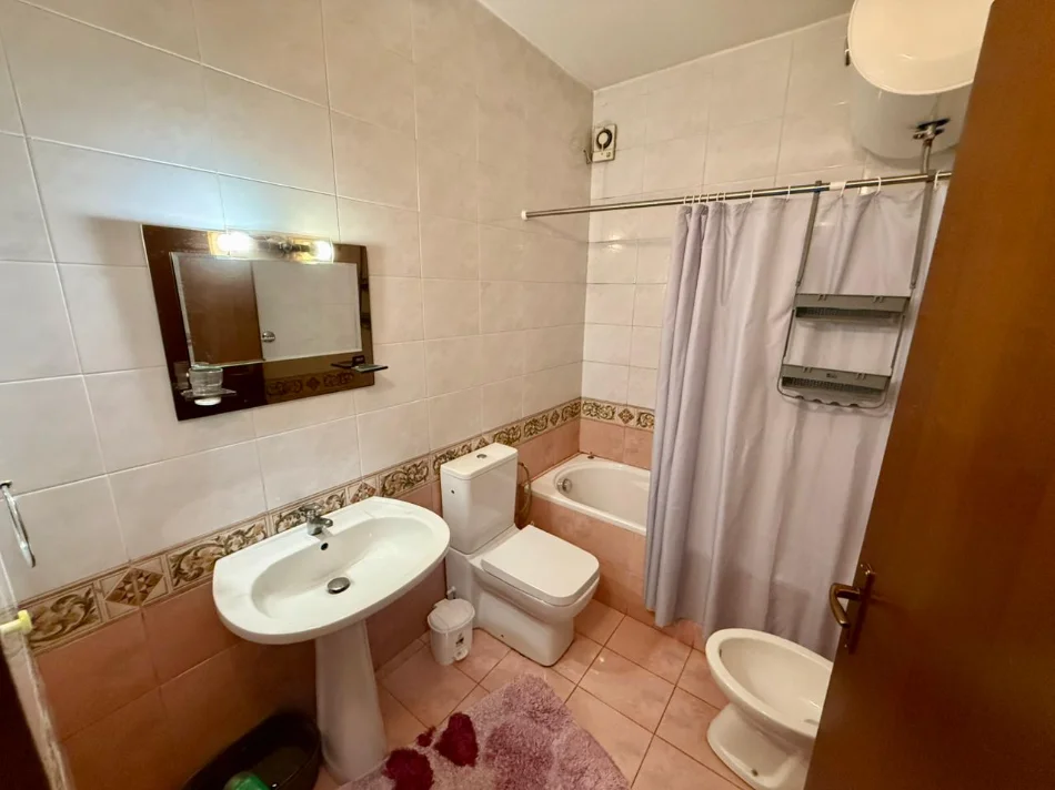 Tirane, jepet me qera apartament 2+1 Kati 5, (ish blloku)
