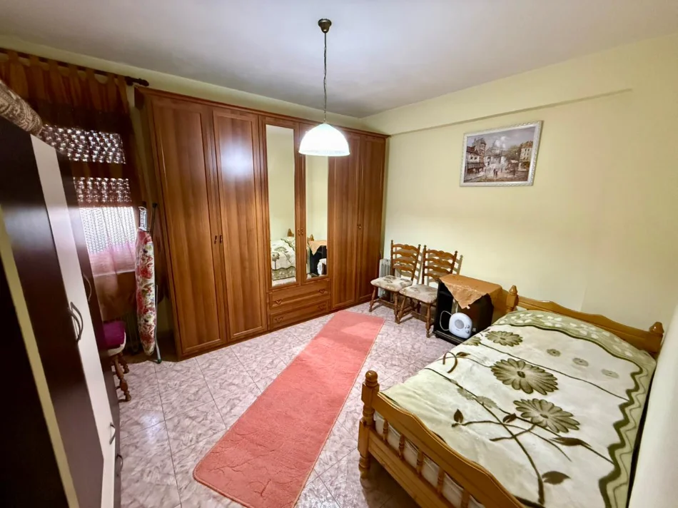 Tirane, jepet me qera apartament 2+1 Kati 5, (ish blloku)
