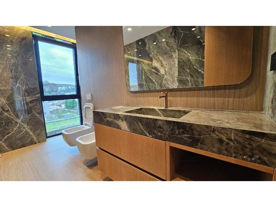 Tirane, jepet me qera Vile 3 Katshe , 370 m² 5.000 € 