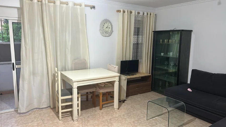 Tirane, jepet me qera apartament 1+1 Kati 1, 65 m² 400 € 