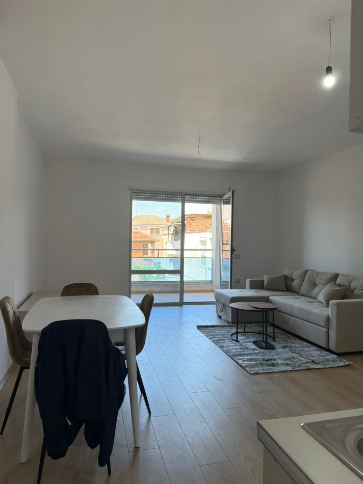 Tirane, jepet me qera apartament 1+1+Aneks+Ballkon Kati 1, 70 m² 500 € (Xhamlliku)