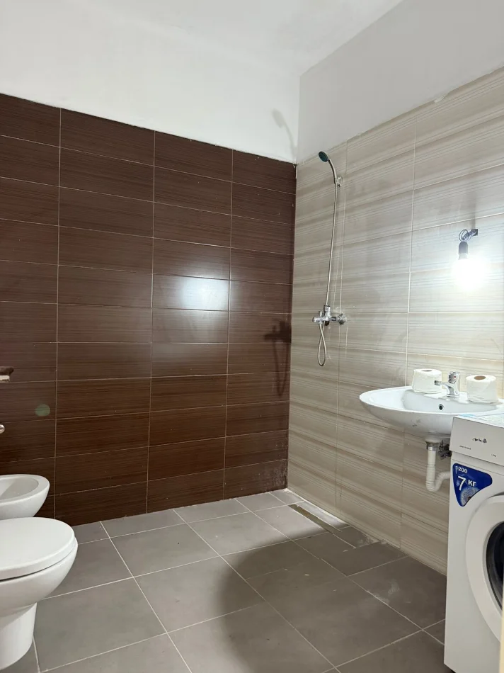 Tirane, jepet me qera apartament 1+1+Aneks+Ballkon Kati 1, 70 m² 500 € (Xhamlliku)