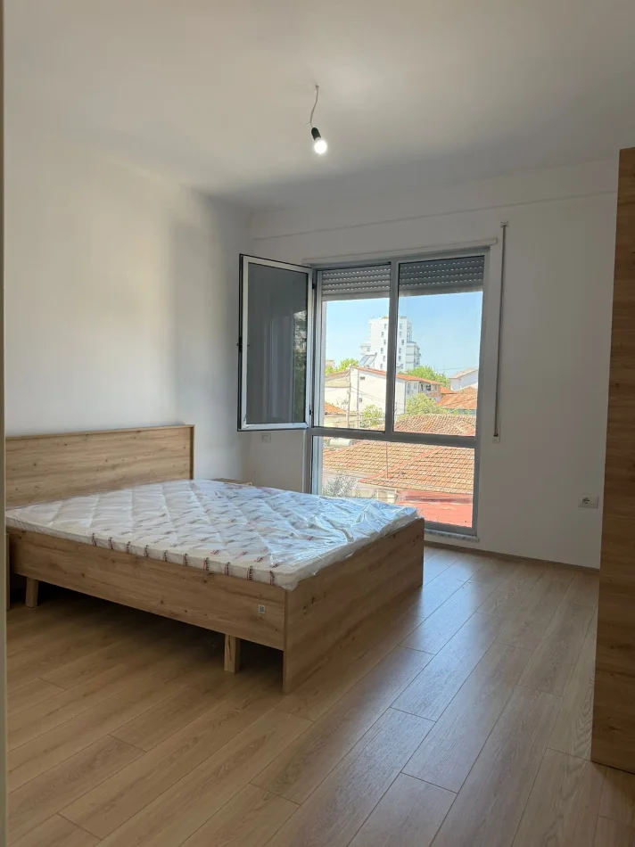 Tirane, jepet me qera apartament 1+1+Aneks+Ballkon Kati 1, 70 m² 500 € (Xhamlliku)