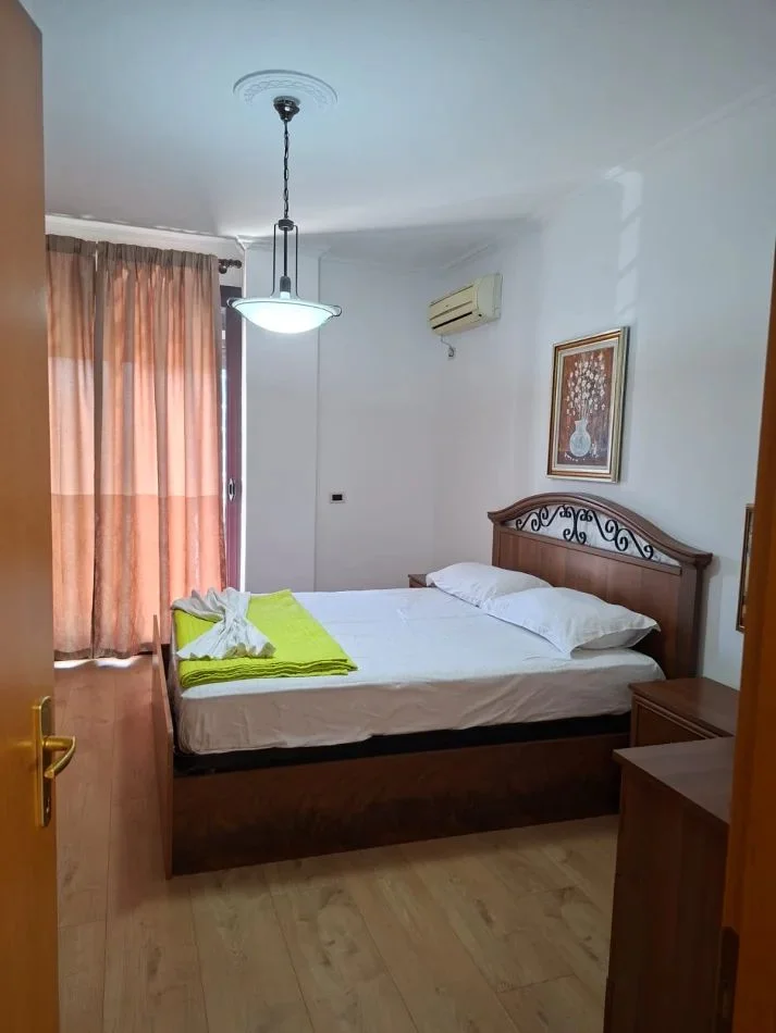 Tirane, jepet me qera apartament 2+1+Aneks+Ballkon Kati 8, 145 m² 1.000 € 