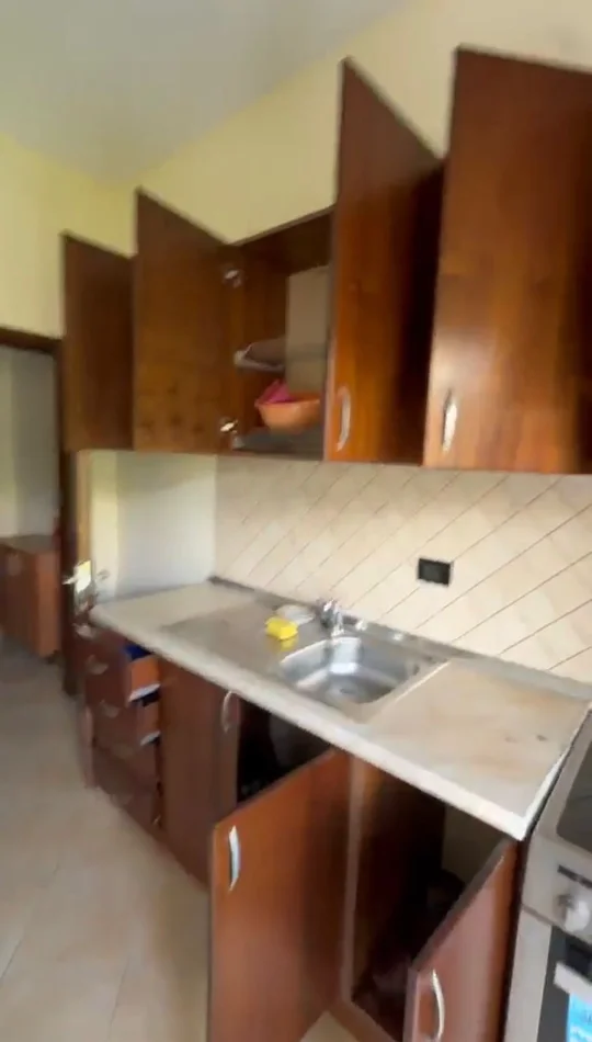 Tirane, jepet me qera apartament 1+1+Ballkon Kati 2, 74 m² 300 € (PRANE UNIVERSITETIT EKONOMIK)
