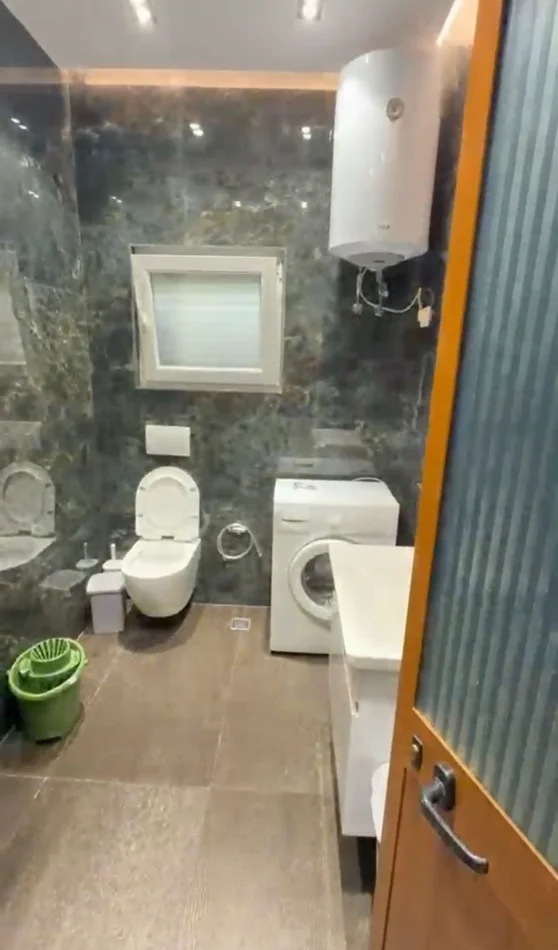 Tirane, jepet me qera apartament 1+1+Ballkon Kati 2, 74 m² 300 € (PRANE UNIVERSITETIT EKONOMIK)