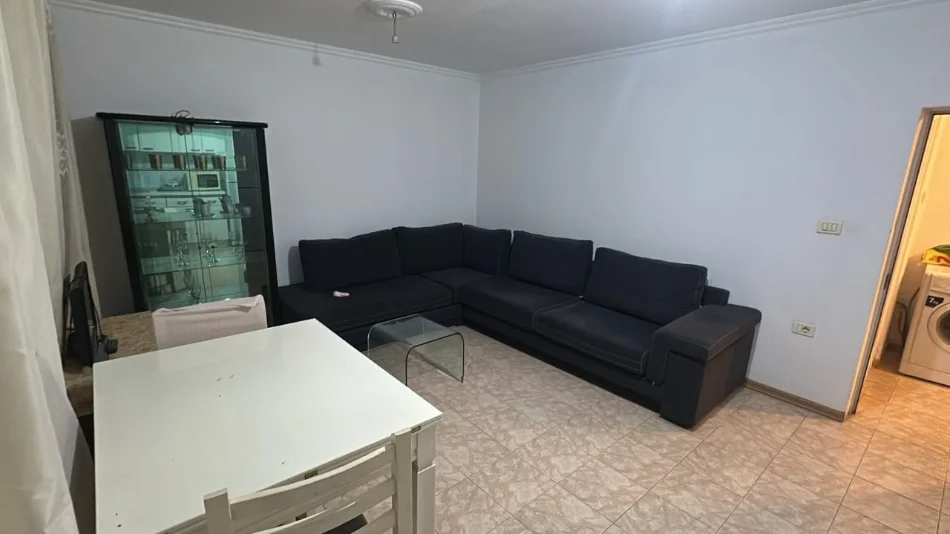 Tirane, jepet me qera apartament 1+1+Ballkon Kati 2, 65 m² 400 €