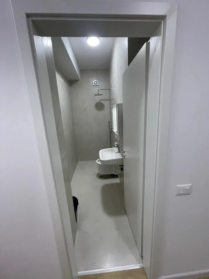 Tirane, jepet me qera apartament 1+1 Kati 9, 60 m² 380 € (ALI DEMI)