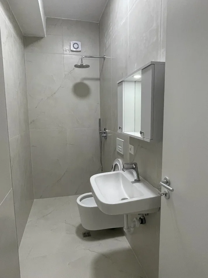 Tirane, jepet me qera apartament 1+1 Kati 9, 60 m² 380 € (ALI DEMI)