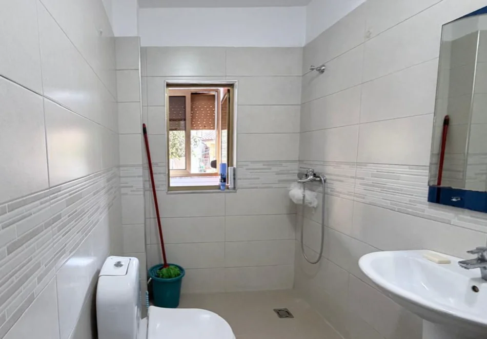 Tirane, jepet me qera apartament 1+1 Kati 3, 50 m² 39.000 € (ALI DEMI)