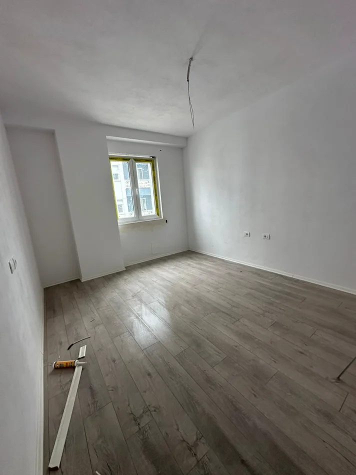 Tirane, shitet apartament 2+1+Ballkon Kati 2, 102 m² 91.980 € (Kamez Rruga "Donald Trump")
