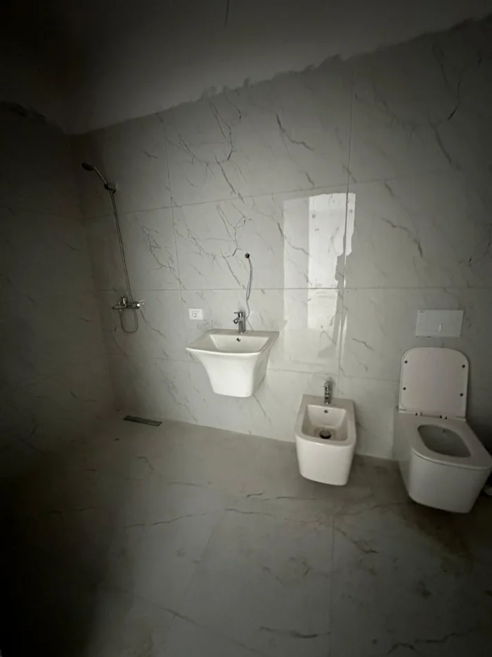 Tirane, shitet apartament 2+1+Ballkon Kati 2, 102 m² 91.980 € (Kamez Rruga "Donald Trump")