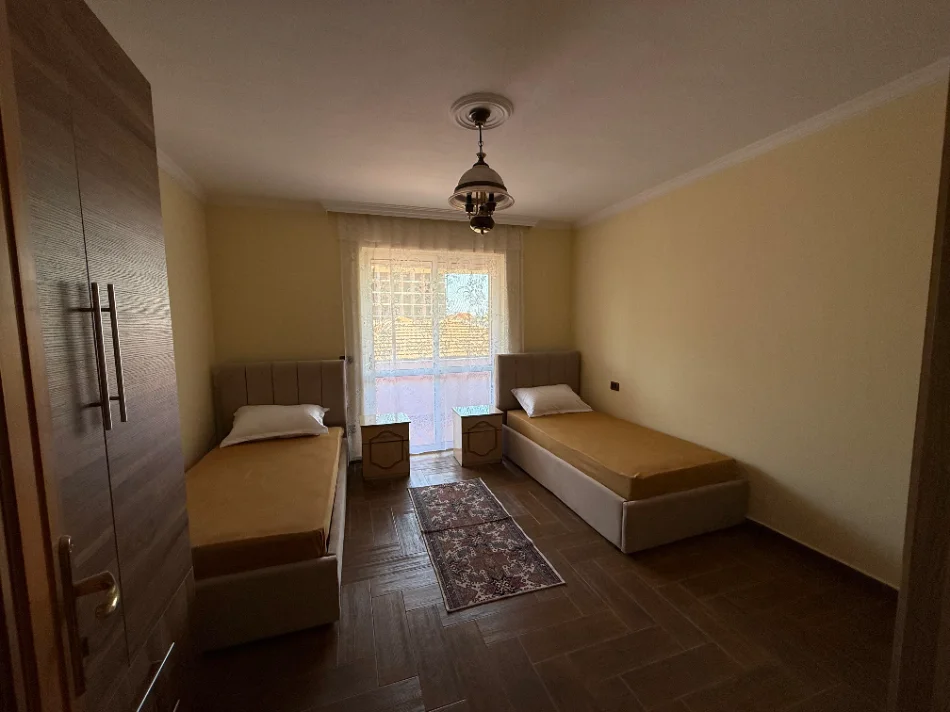 Tirane, jepet me qera apartament 3+1 Kati 3, 85 m² 550 € (XHAMLLIKU)