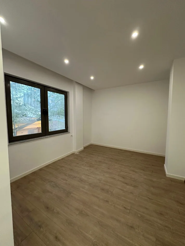 Tirane, jepet me qera zyre Kati 2, 55 m² 450 € (ALI DEMI)