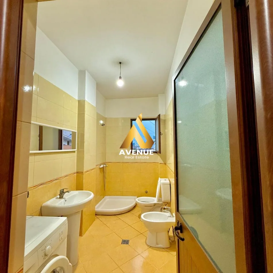 Tirane, jepet me qera apartament 1+1 Kati 3, 70 m² 430 € 