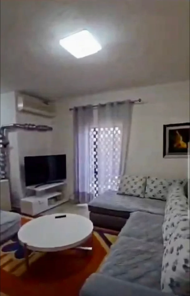 Tirane, jepet me qera apartament 1+1 Kati 1, 130 m² 600 € (tek kristali)