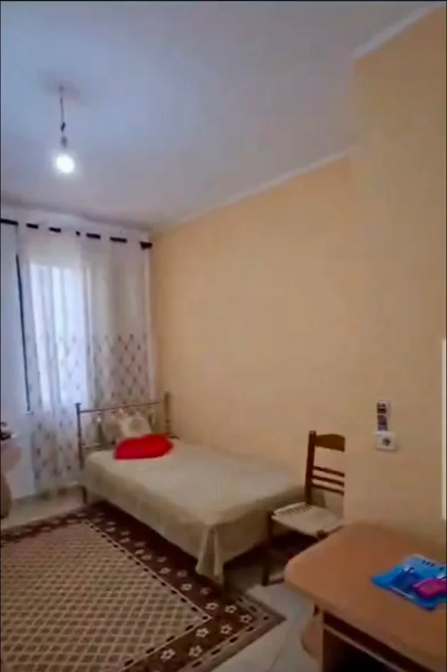 Tirane, jepet me qera apartament 1+1 Kati 1, 130 m² 600 € (Tek Kristal Center)