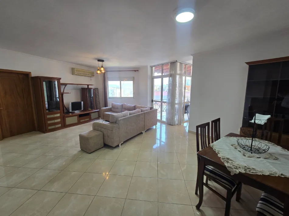 Tirane, jepet me qera apartament 2+1+Ballkon Kati 9, 650 € (Rruga e Barrikadave)