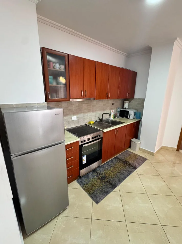 Tirane, jepet me qera apartament 2+1+Ballkon Kati 9, 650 € (Rruga e Barrikadave)