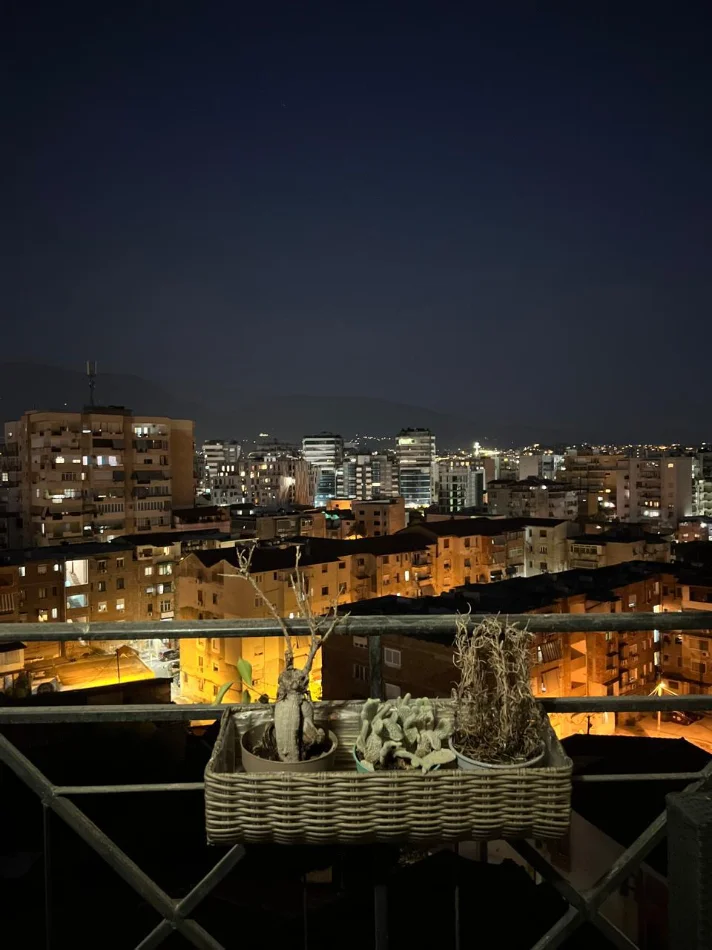 Tirane, jepet me qera apartament 2+1+Ballkon Kati 9, 650 € (Rruga e Barrikadave)