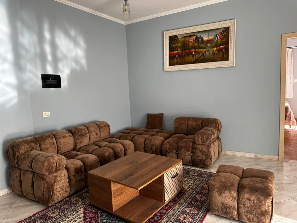 Tirane, jepet me qera Vile 1+1 Kati 2, 85 m² 350 € (Kodra e priftit afer shkolles Mrekullia)