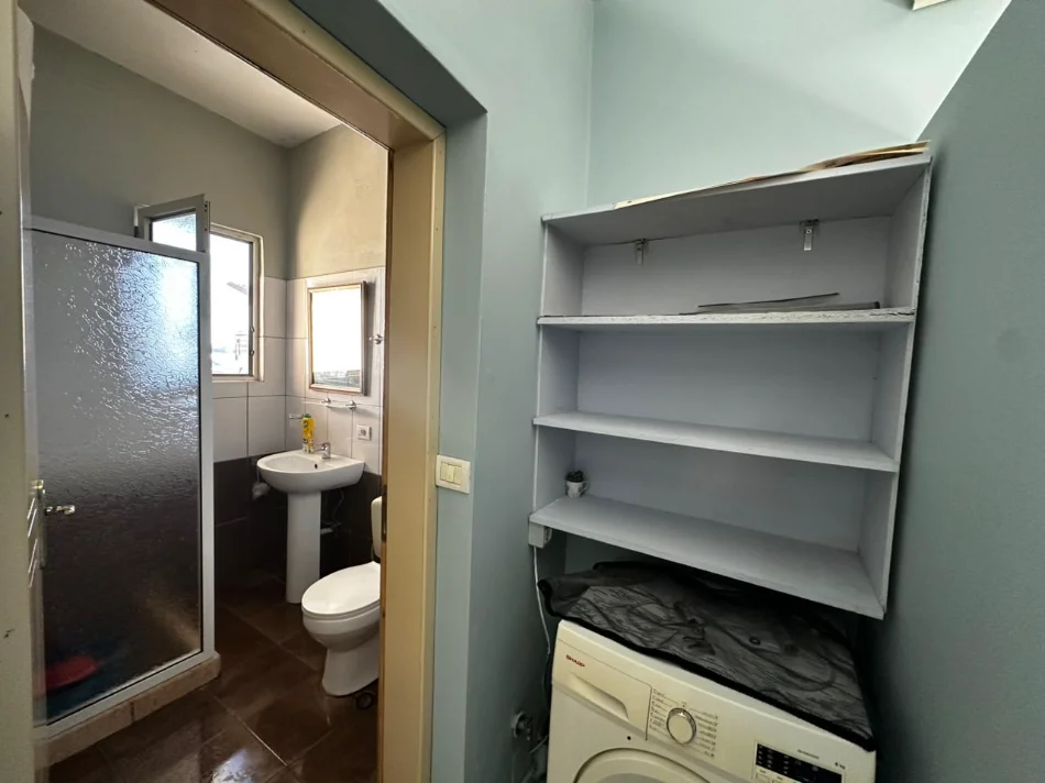 Tirane, jepet me qera Vile 1+1 Kati 2, 85 m² 350 € (Kodra e priftit afer shkolles Mrekullia)