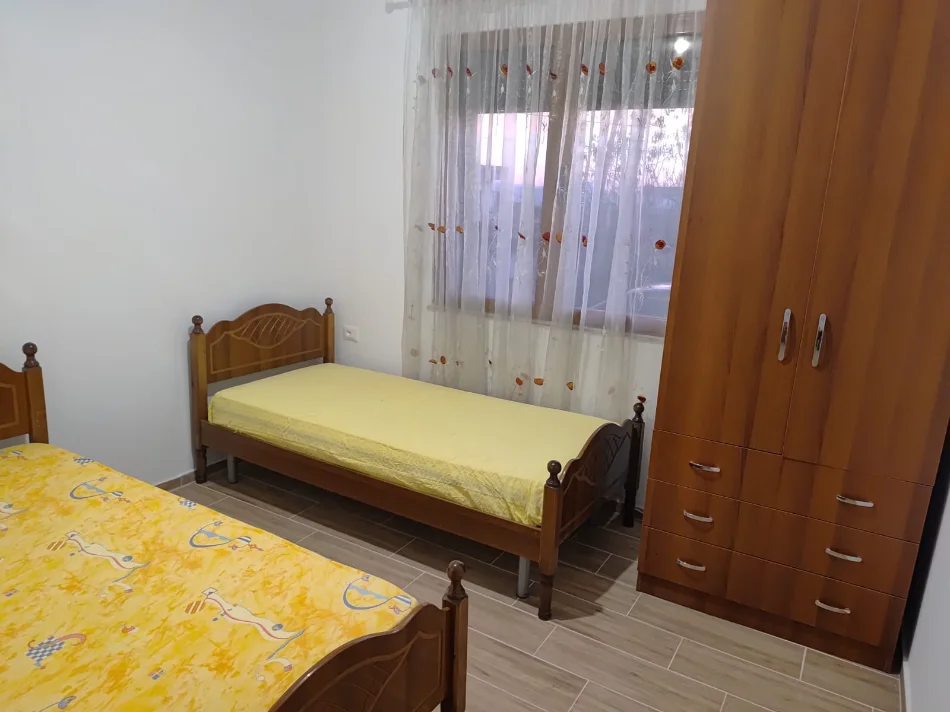 Tirane, jepet me qera 1+1 Kati 1, 300 € (Ura e Institutit,prane karburant Daku 1)