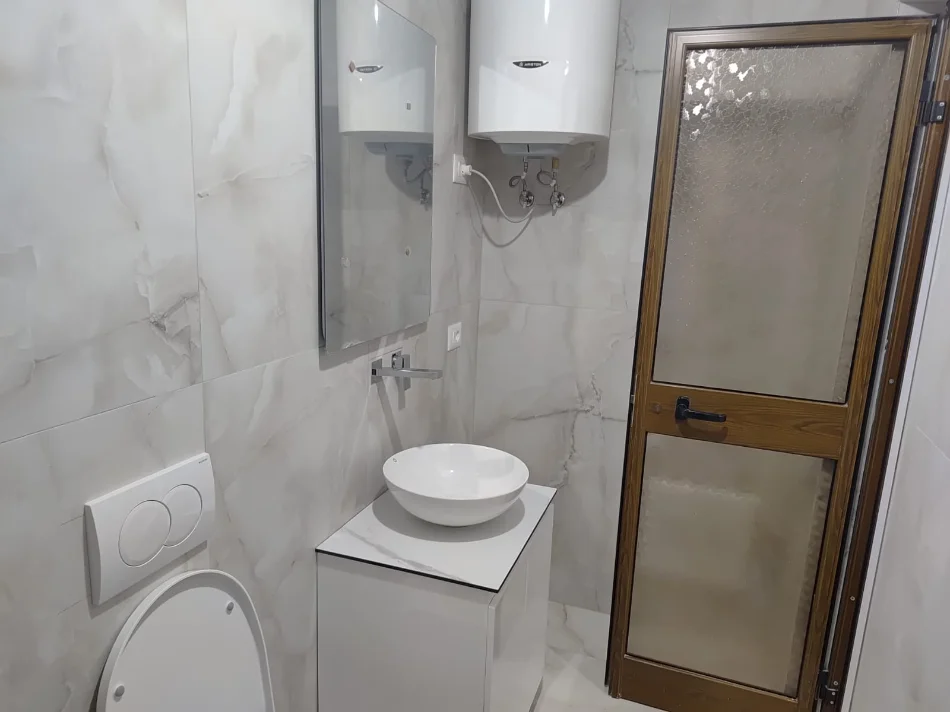 Tirane, jepet me qera 1+1 Kati 1, 300 € (Ura e Institutit,prane karburant Daku 1)