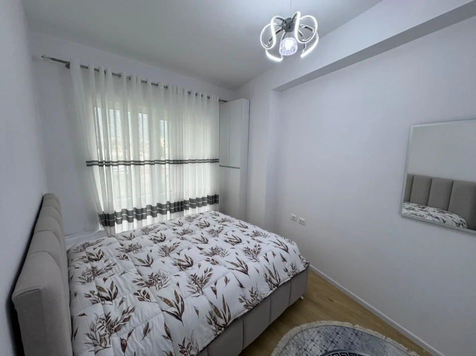 Tirane, jepet me qera apartament 1+1 Kati 5, (Ali Demi)