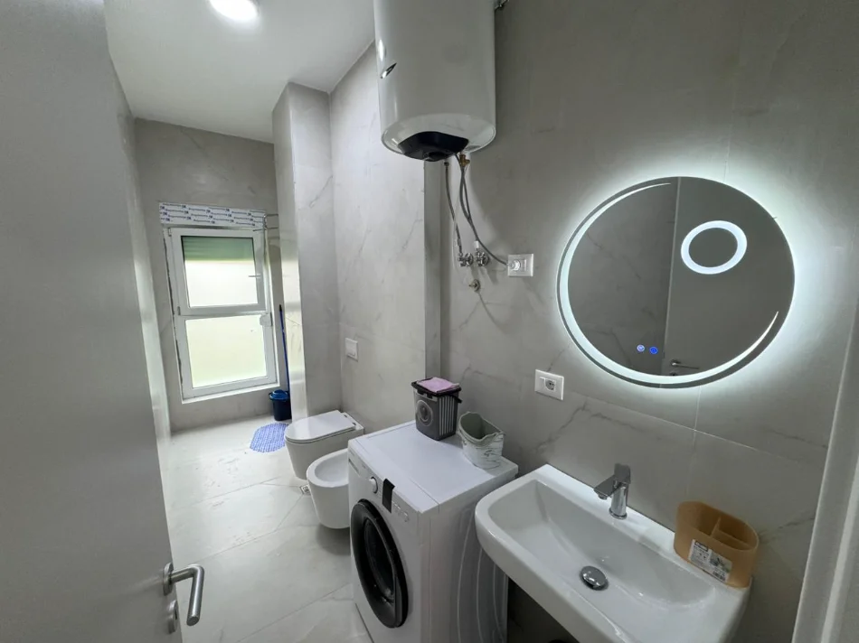Tirane, jepet me qera apartament 1+1 Kati 5, (Ali Demi)