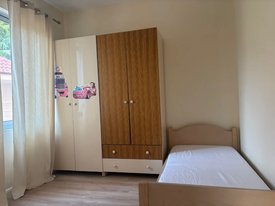 Tirane, jepet me qera apartament 2+1 Kati 2, 95 m² 700 € (Rruga Elbasanit, tek Pallati Brigadave)