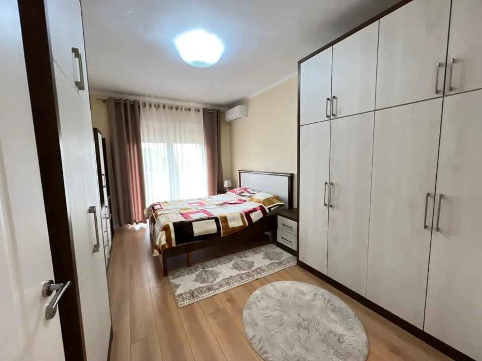 Tirane, jap me qera apartament 2+1+Ballkon Kati 3, 100 m² 850 € (Kopshti Botanik)