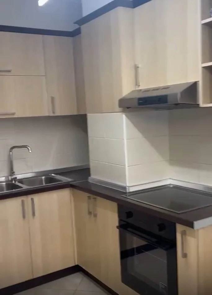 Tirane, jepet me qera apartament 1+1+Ballkon Kati 8, 75 m² 650 € (Kompleksi Magnet)
