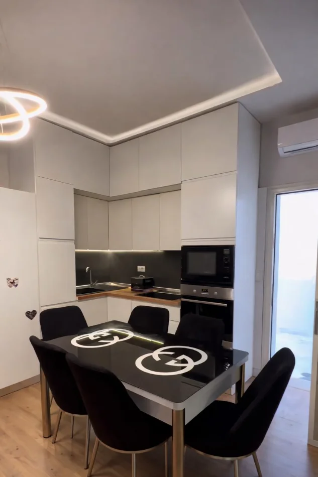 Tirane, jepet me qera apartament 1+1+Ballkon Kati 1, 50 m² 550 € (liqeni i thate)