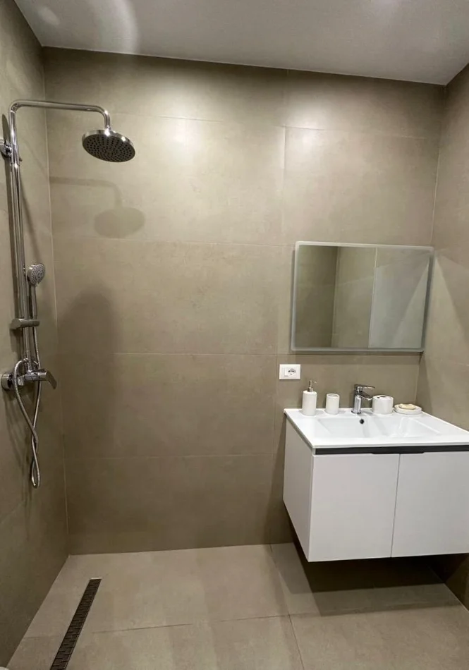 Tirane, jepet me qera apartament 1+1+Ballkon Kati 1, 70 m² 400 € 