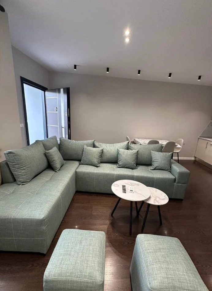 Tirane, jepet me qera apartament 1+1+Ballkon Kati 1, 70 m² 400 € 