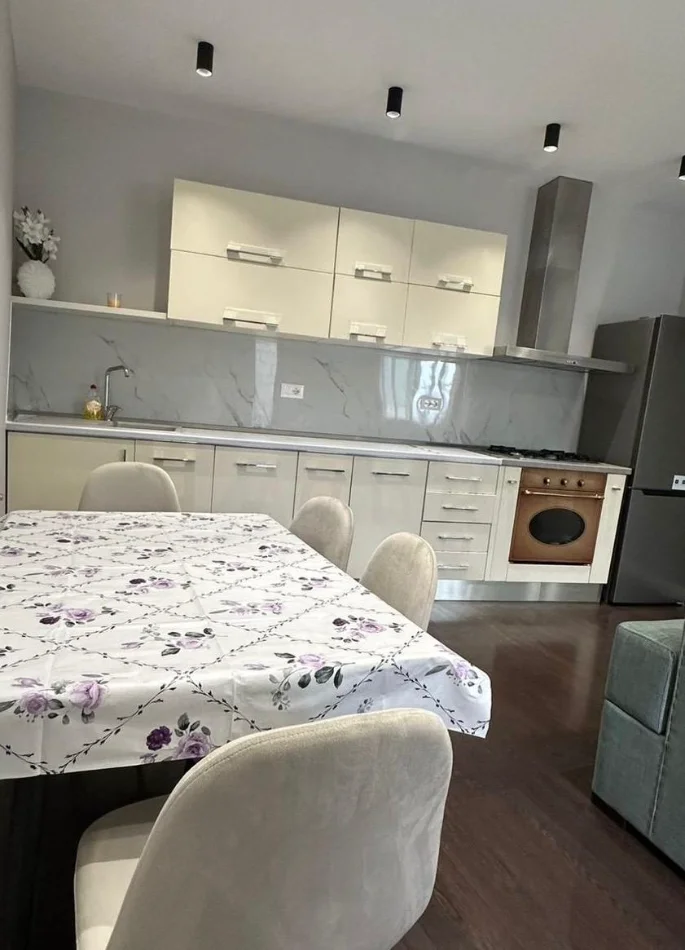 Tirane, jepet me qera apartament 1+1+Ballkon Kati 1, 70 m² 400 € 