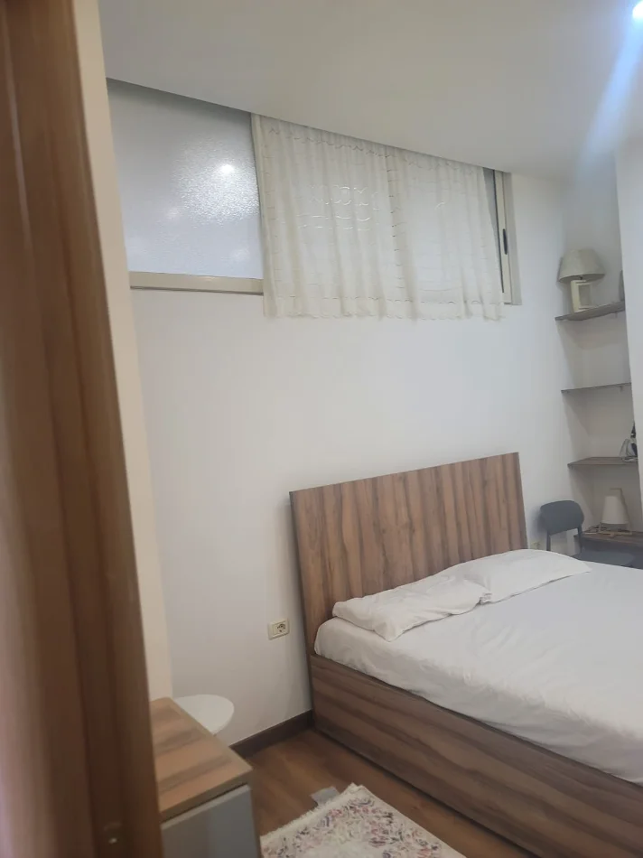 Tirane, jepet me qera apartament 1+1 Kati 1, 62 m² 600 € (9 KATSHET)