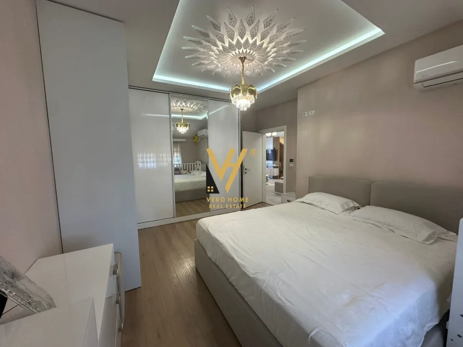 Tirane, jepet me qera apartament 2+1+Ballkon Kati 3, 120 m² 750 € (OXHAKU)