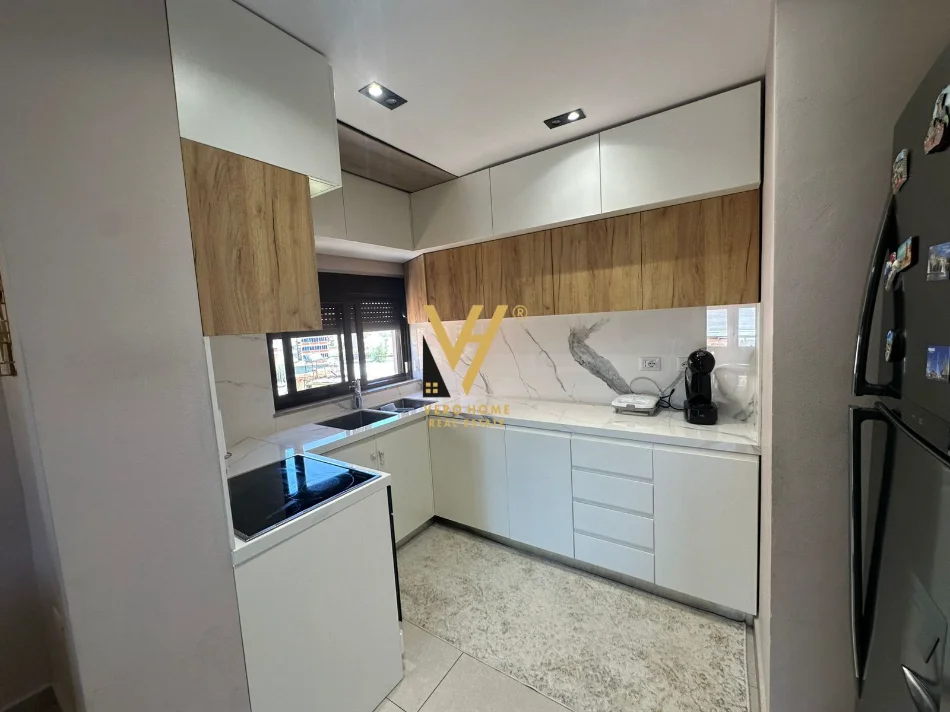 Tirane, jepet me qera apartament 2+1+Ballkon Kati 3, 120 m² 750 € (OXHAKU)