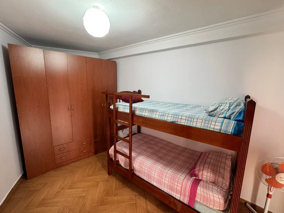 Tirane, jepet me qera apartament 2+1+Ballkon Kati 9, 111 m² 650 € (Rruga Barrikadave, Tiranë)