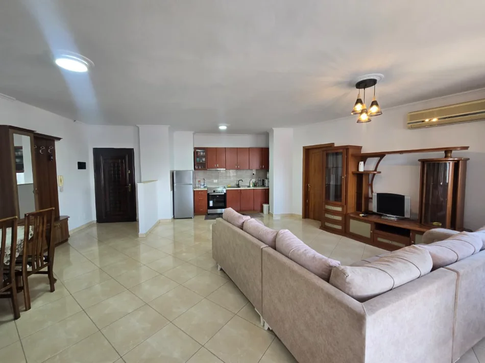 Tirane, jepet me qera apartament 2+1+Ballkon Kati 9, 111 m² 650 € (Rruga Barrikadave, Tiranë)